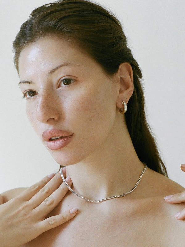 Model wearing Laura Lombardi White Gold Classica Hoops & Curb Chain Necklace