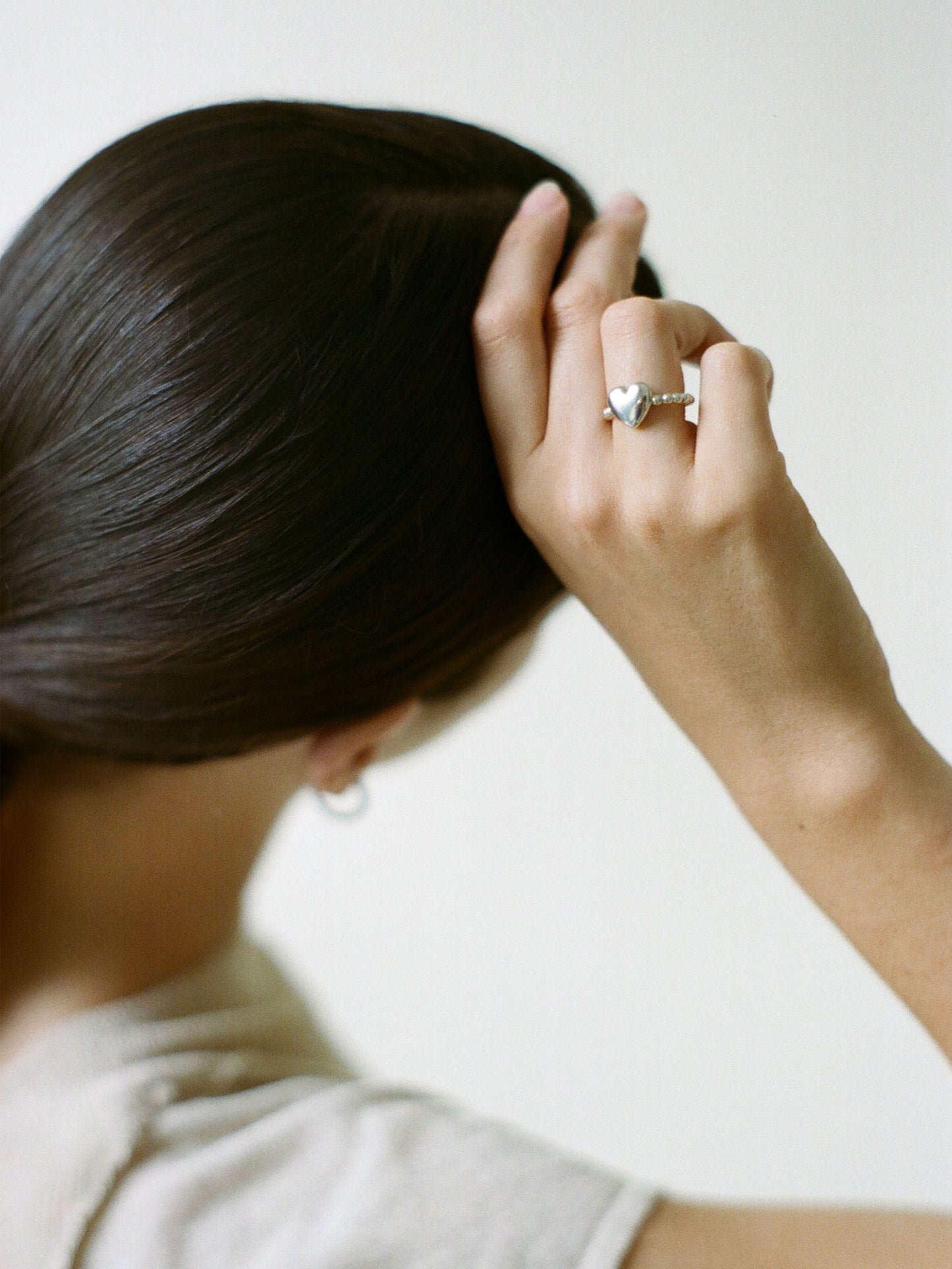 Model wearing Laura Lombardi silver Dolcezza Ring