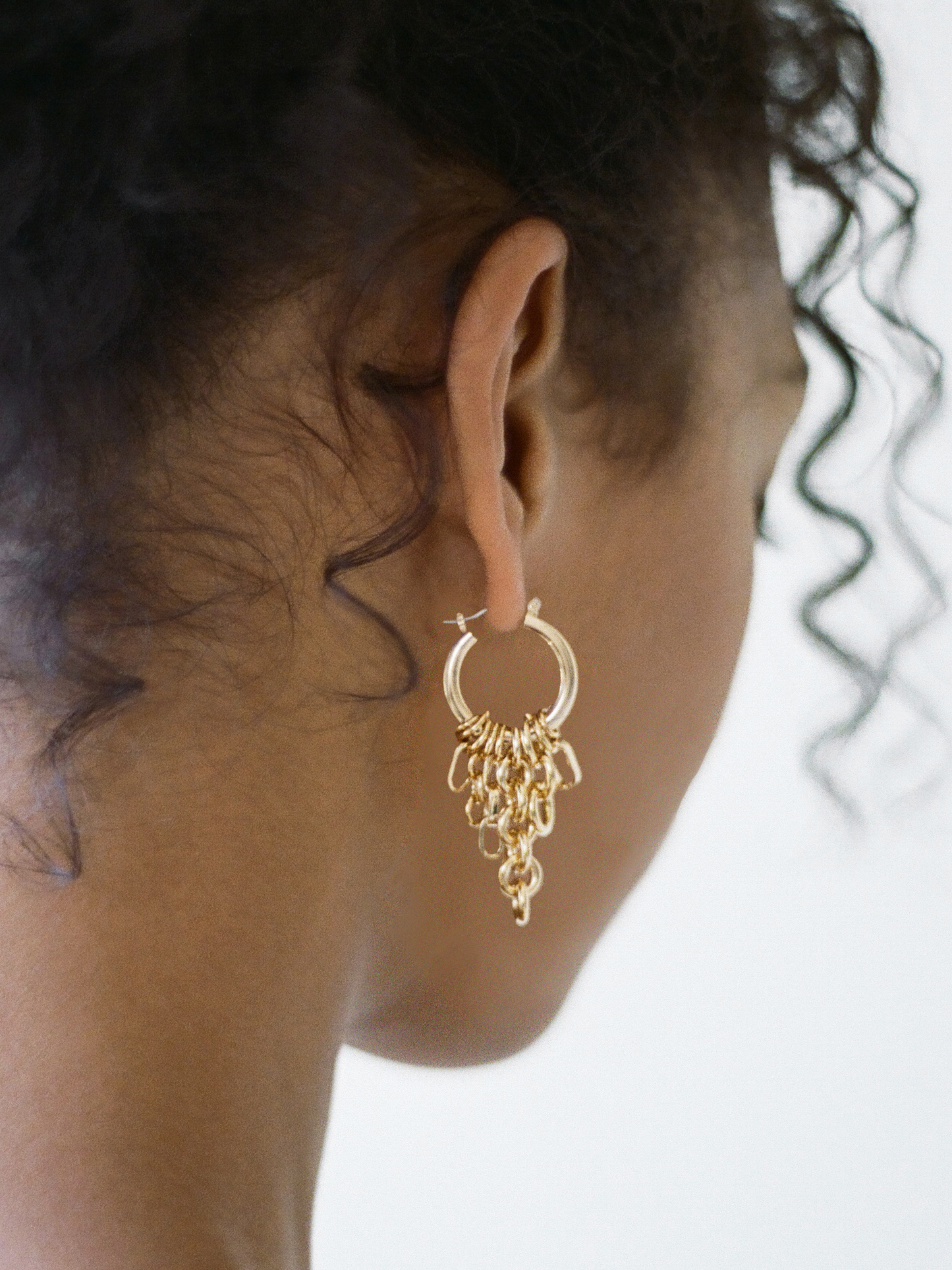 Model wearing Laura Lombardi gold Sabbia Earrings