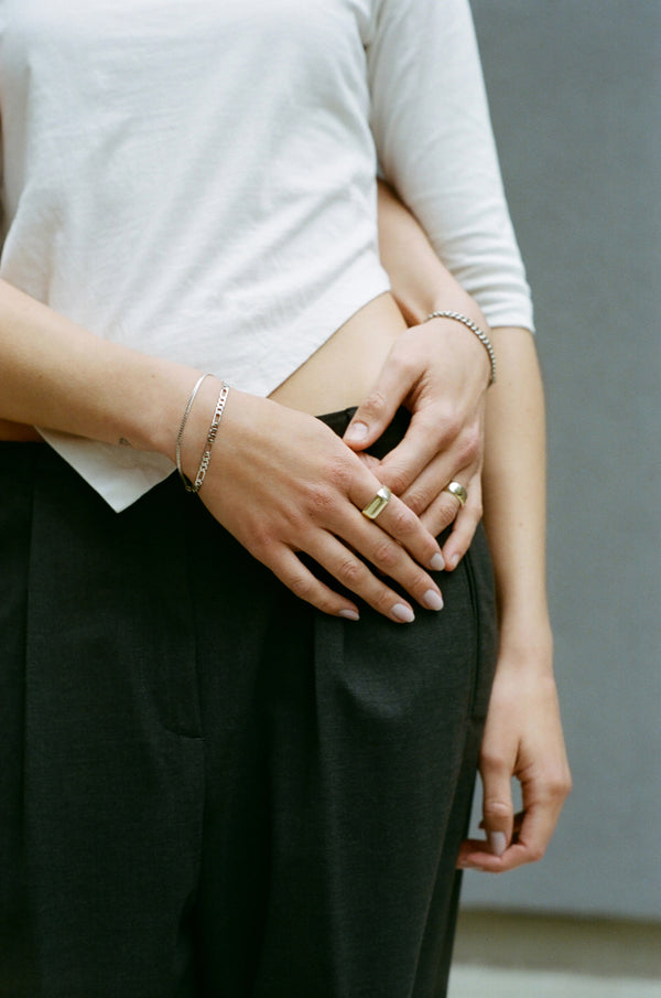 Model wearing Laura Lombardi gold Sigillo Ring.