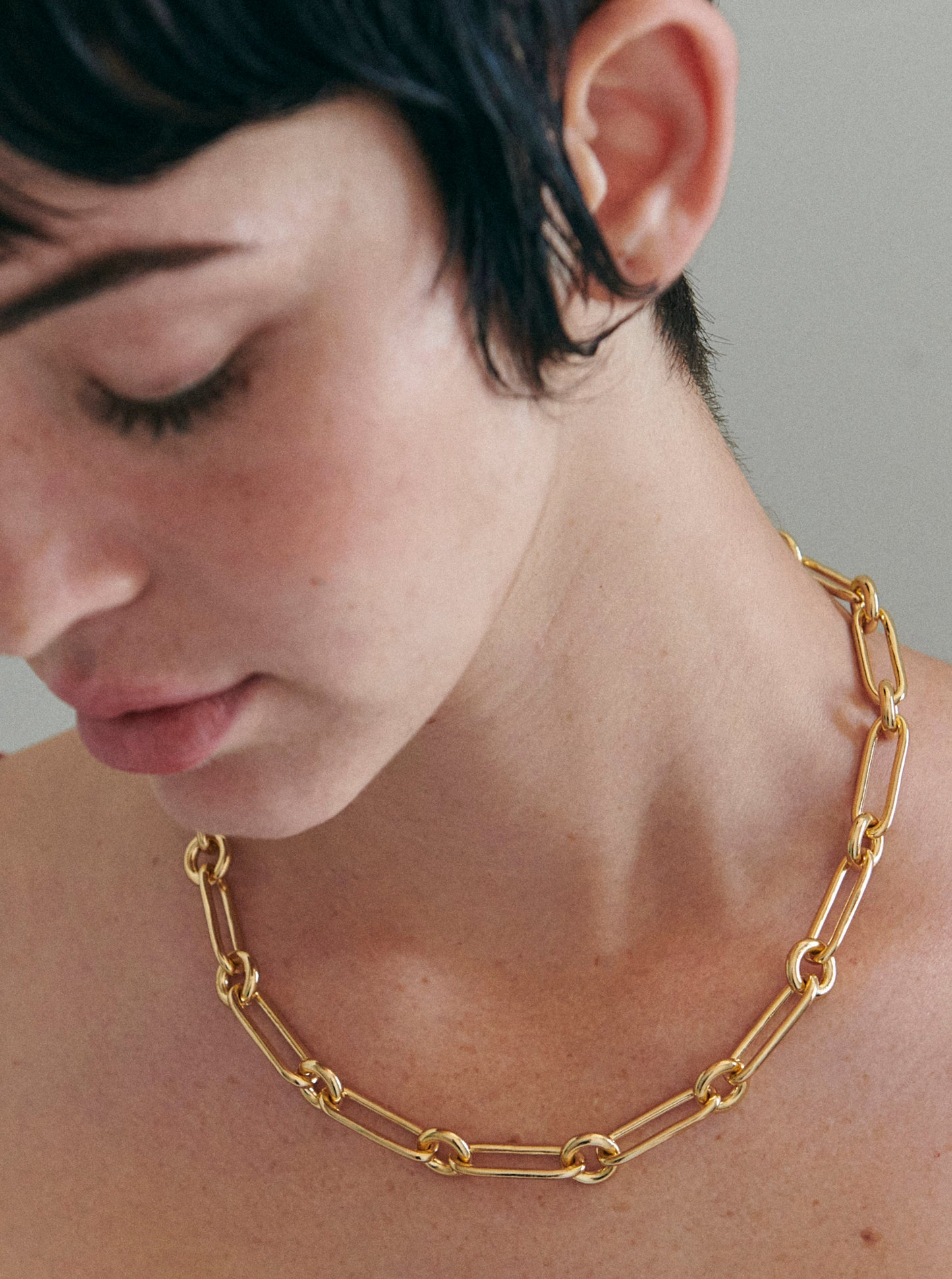 Model wearing Laura Lombardi gold Ilaria chain link necklace.