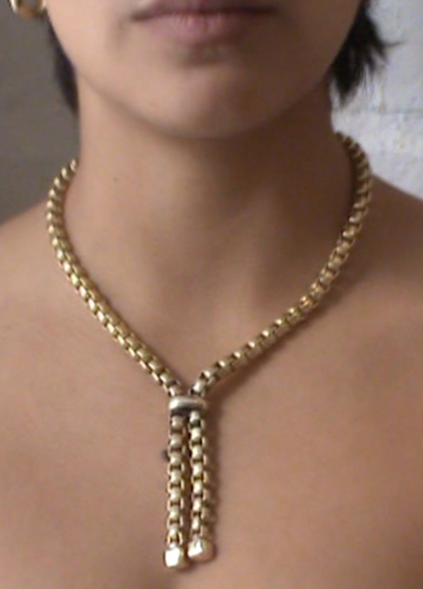 Model wearing Laura Lombardi gold Martina lariat necklace.